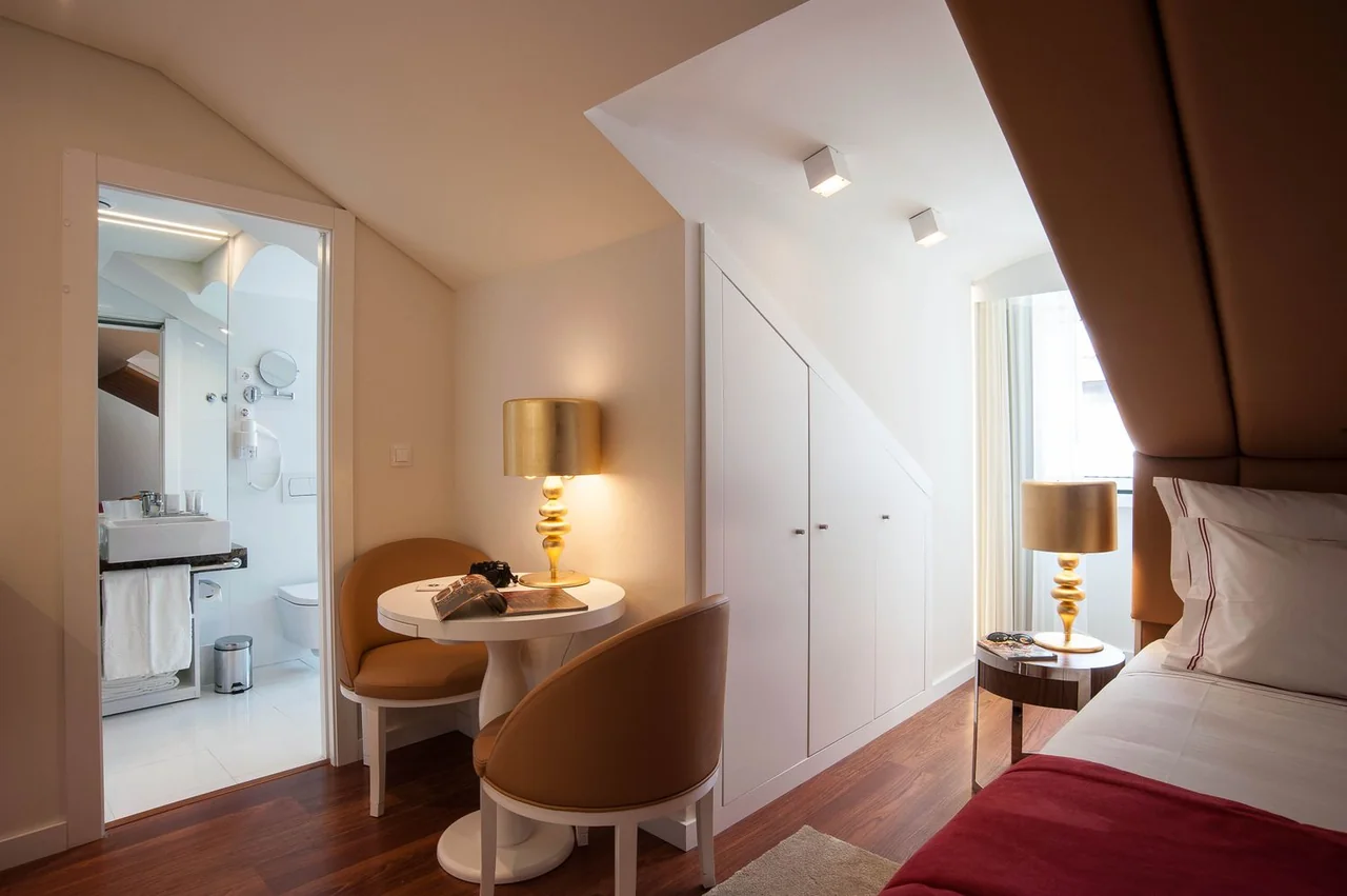 Suite Executiva com mobiliário contemporâneo