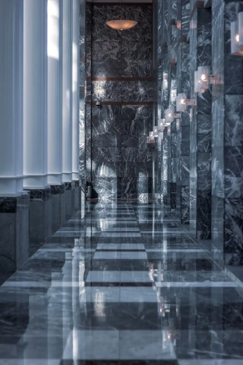 Detalhe de mármore e iluminação de corredor