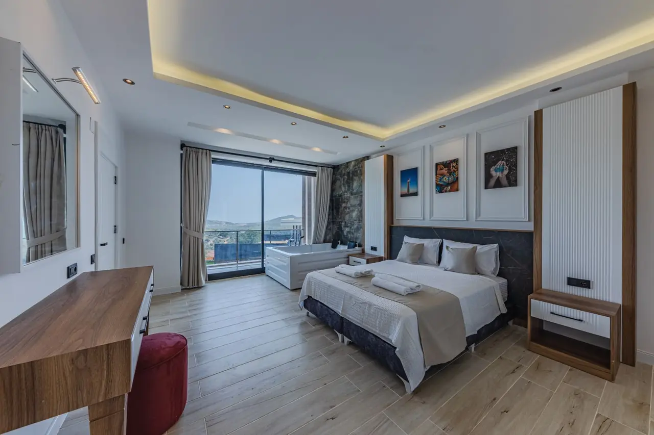Suite de luxo com vista panorâmica ao anoitecer