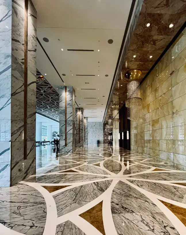 Lobby elegante ao anoitecer