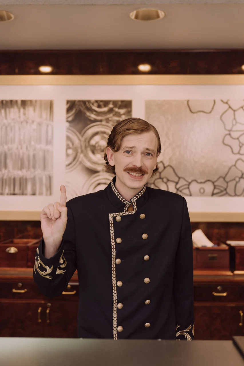 Concierge do Quorlessian Royal Stay pronto para o atender