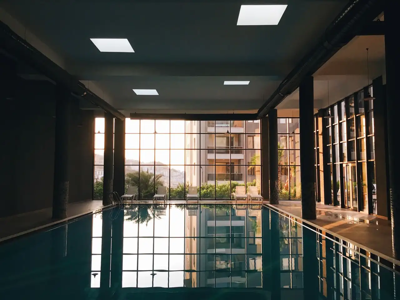 Piscina interior luxuosa do Quorlessian Royal Stay