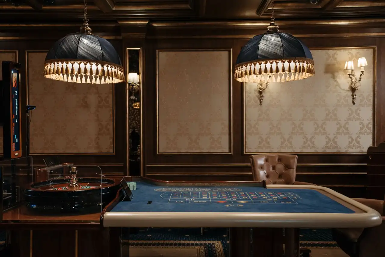 Interior luxuoso do casino Quorlessian Royal Stay