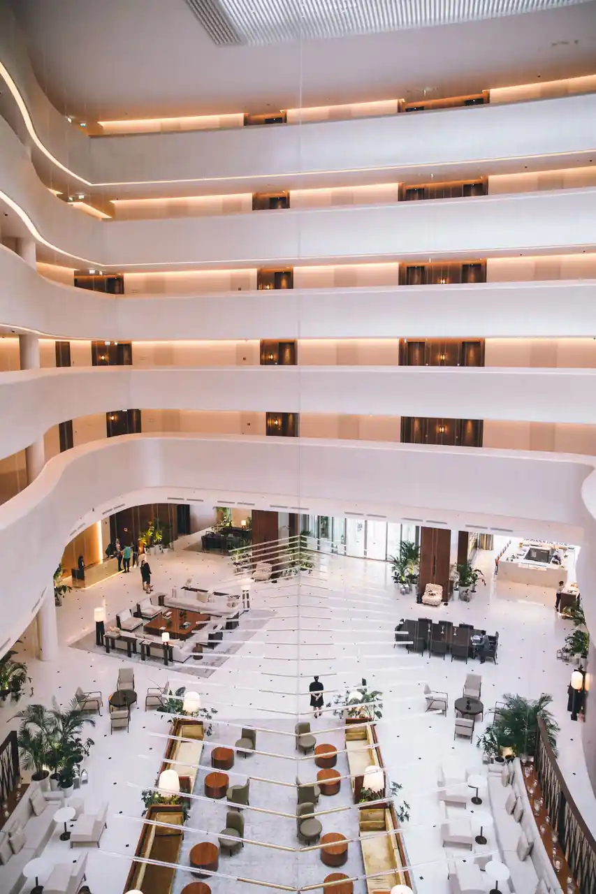 Átrio luxuoso e contemporâneo do Quorlessian Royal Stay